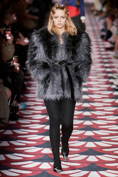 Look 16